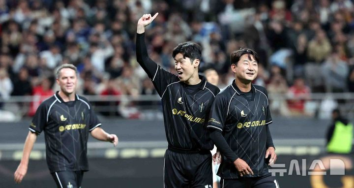 Пак Чи Сон (в центре) в восторге. /Фото = Newsis