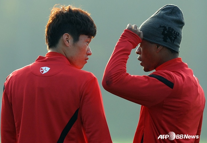 Пак Чи Сон (слева) и Эбра в "Манчестер Юнайтед". /AFPBBNews =Новости 1