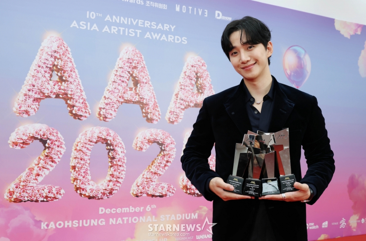 Actor Lee Joon-ho poses after winning the Best Actor, Best Artist, Fabulous, and Popularity Award at the "10th Anniversary Asian Artist Awards 2025" hosted by Star News at Kaohsiung National Stadium on the 6th.  /2025.12.06 / Photo = Lee Dong-hoon photoguy@
