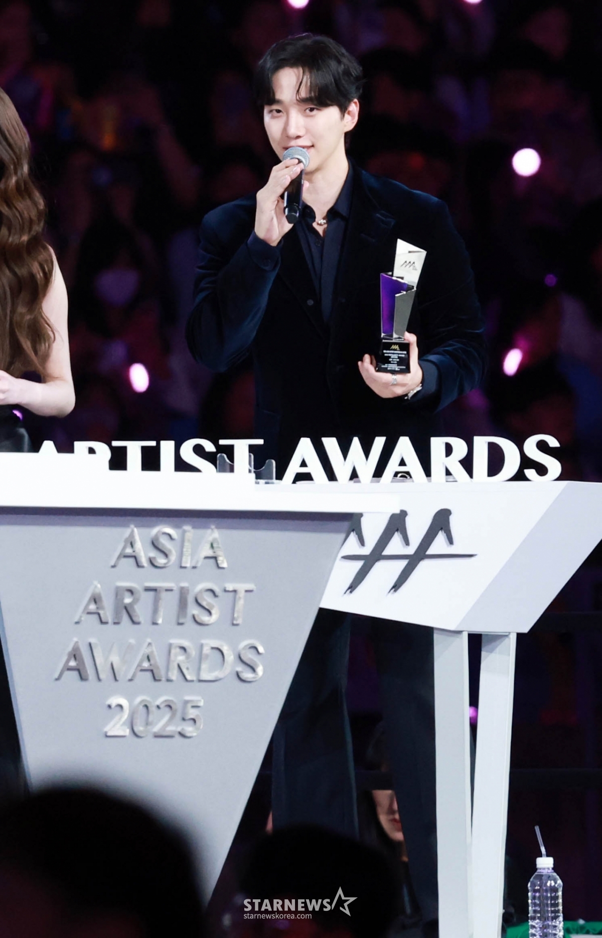 Actor Lee Joon-ho is giving his acceptance speech after receiving the AAA Popularity Award at the "10th Anniversary Asian Artist Awards 2025" hosted by Star News at Kaohsiung National Stadium on the 6th. /2025.12.06 / Photo = B. coli tjdrbs23@