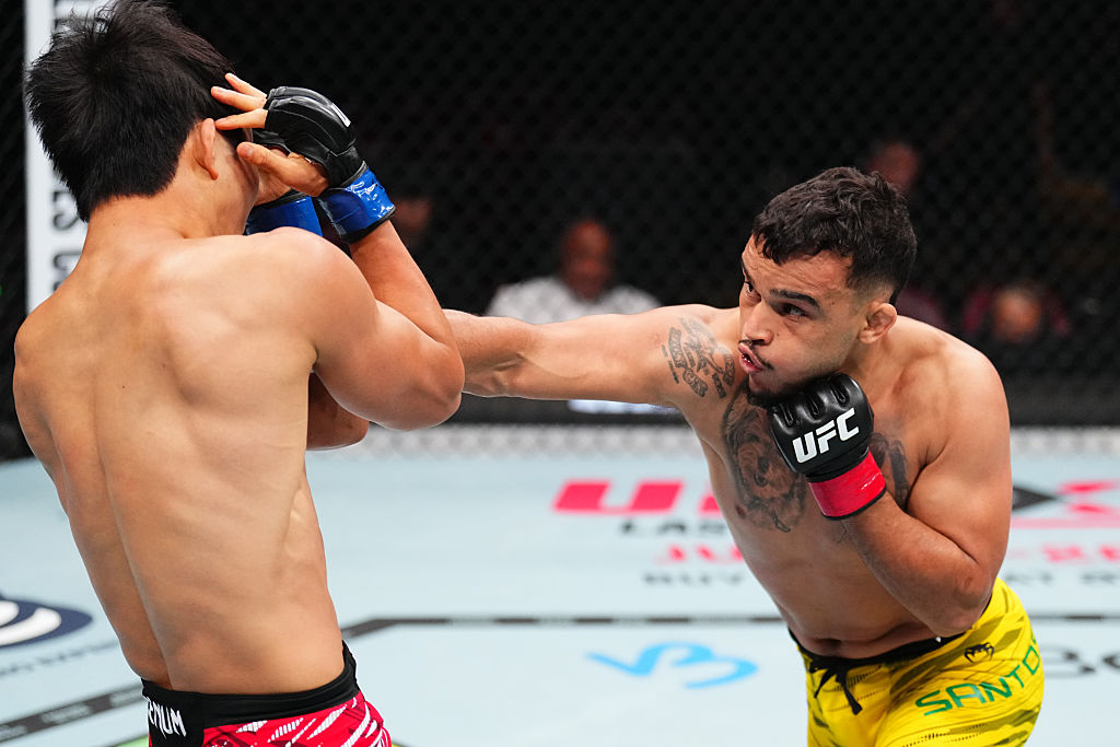 ダニエル·サントス（右）が李ジョンヨンに右手ジャブを飛ばしている。 /写真=UFC提供