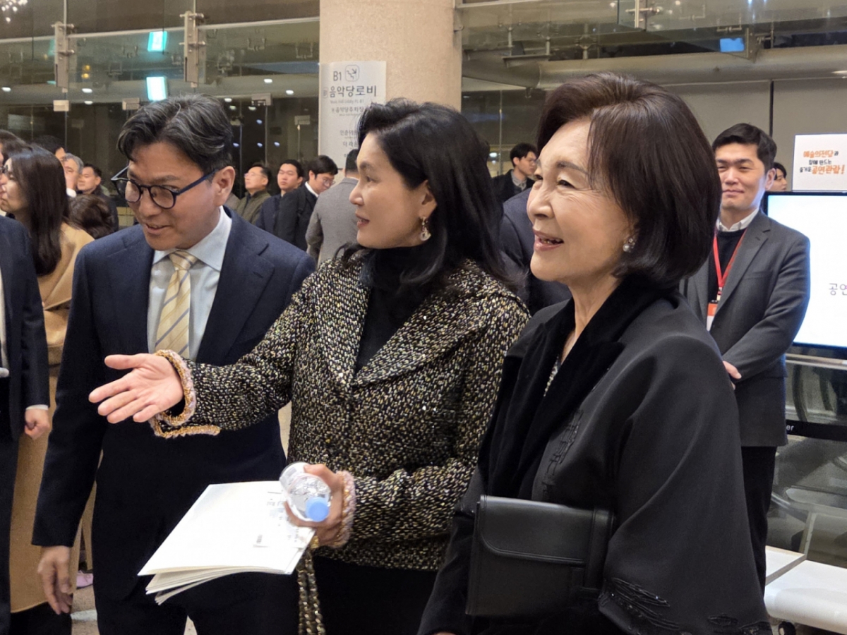 Honorary director of the Lium Museum Hong Ra-hee (from right), Samsung C&amp;T President Lee Seo-hyun, International Skating Union (ISU) President Kim Jae-yeol and International Olympic Committee Executive Committee (IOC) attend a concert commemorating the 25th anniversary of the death of Chung Ju-yung in Asan in February.Photo courtesy = News 1