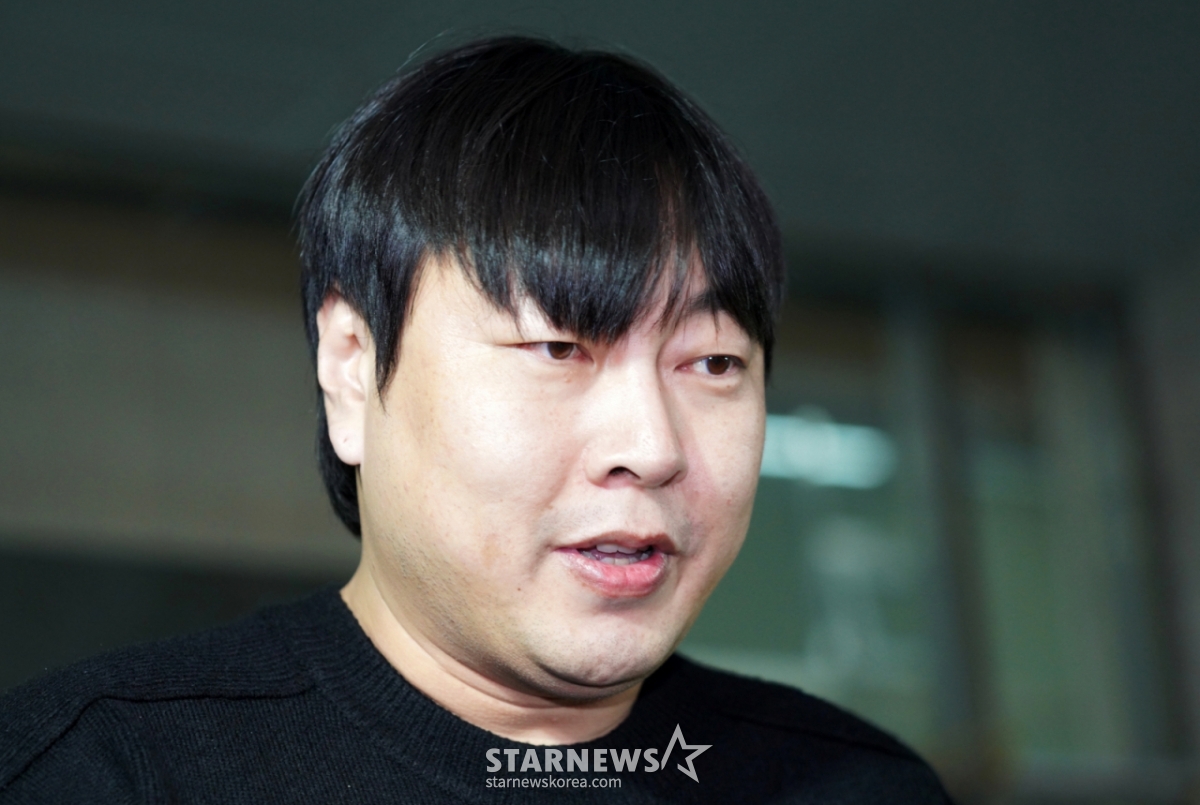 图为，承认网络非法赌博事实的笑星李镇浩以嫌疑人身份到汉城江南区大峙洞江南警察署接受调查。 =照片:林韩星（money s）