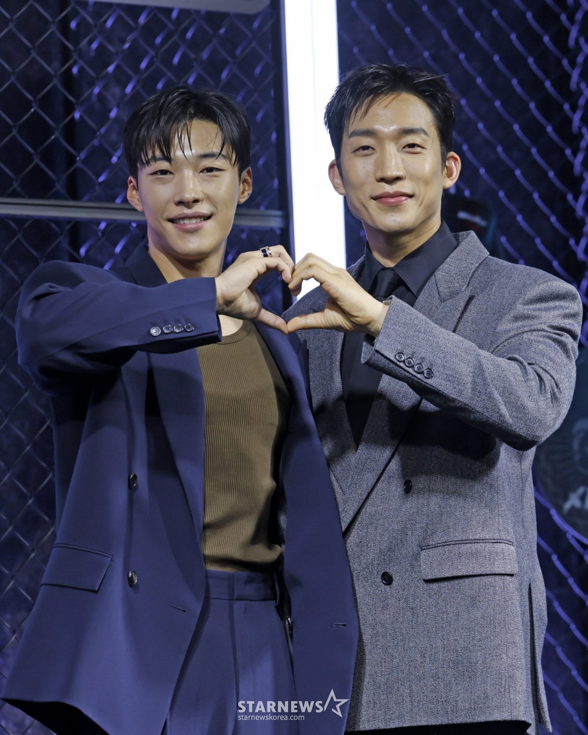 31日上午,在首尔中区大使首尔普尔曼举行的奈飞系列《猎狗们》第二季制作发表会上,金惠珍记者=演员禹棹奂(左)、李尚伊正摆出造型,供记者们拍照。 =金惠珍/jini@newsis.com 。