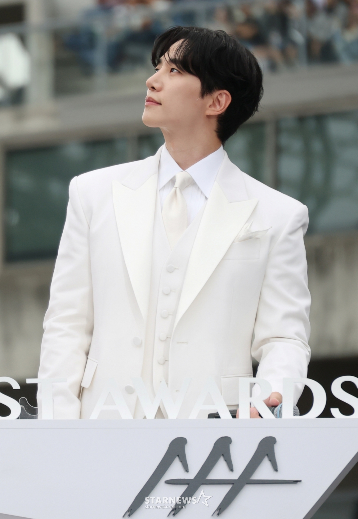 Ведущий Ли Джун Хо с удивлением смотрит на 360 градусов сцену на "10th Anniversary Asian Artist Awards 2025" (10th Anniversary Asian Artist Awards 2025, "10th Anniversary Asian Artist Awards 2025", организованной на Национальном стадионе Гаосунг 6-го числа. 2025.12.06 /Фото = Ким Джин Кён.jinkyung@