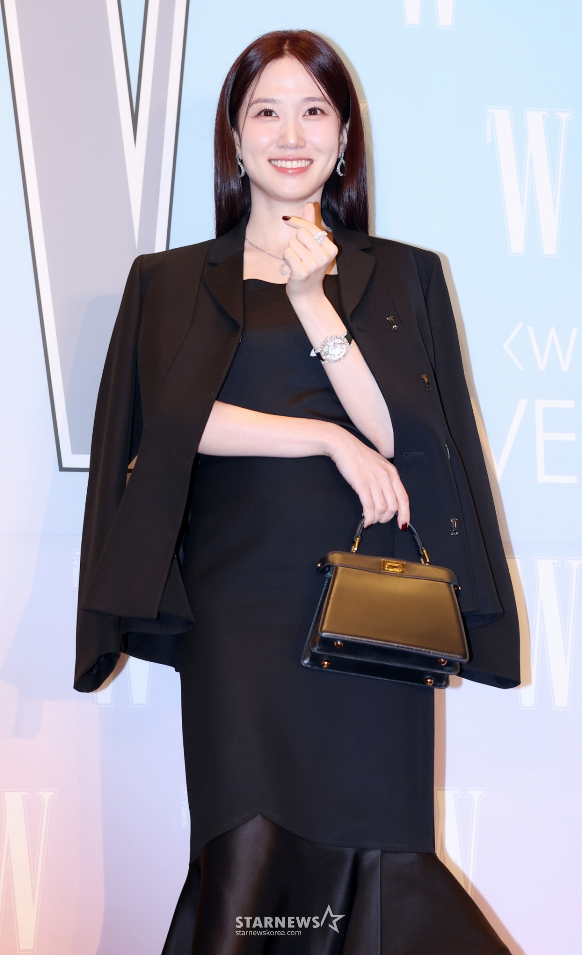 俳優パク·ウンビンが15日、ソウル鍾路区フォーシーズンズホテルで開かれた第20回乳がん認識向上キャンペーン慈善行事「LOVRYOUR」フォトウォールに参加しポーズを取っている。 /2025.10.15 /写真=キム·フィソン hwijpg@