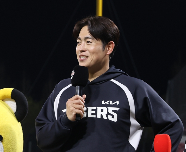 Lee Tae-yang, who is interviewing Su-hoon after the game on the 8th. /Photo = KIA Tigers