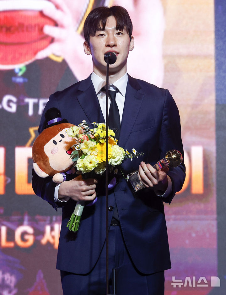 受賞の感想を述べる李ジョンヒョン（高陽ソノ）。 /写真=ニューシス