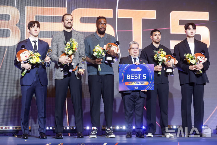 2025~2026プロバスケットボールのレギュラーシーズンベスト5、李ジョンヒョン（左から）、アセム·マレイ、ジャミル·ウォニー、李ソン·アルバノ、アン·ヨンジュン。 /写真=ニューシス