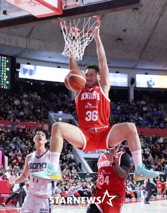 Eddie Daniel (số 36) nhăn mặt khi cắm một cái dunk vào con mèo Sonoseon. /Ảnh = Người chờ đợi Kim Jin Kyung