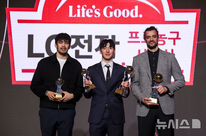 Kevin Kembao, MVP Hàn Quốc Lee Jung Hyun (Lee Sang Goyang Sono), MVP người nước ngoài Asem Maray (Changwon LG). /Ảnh = Newsis