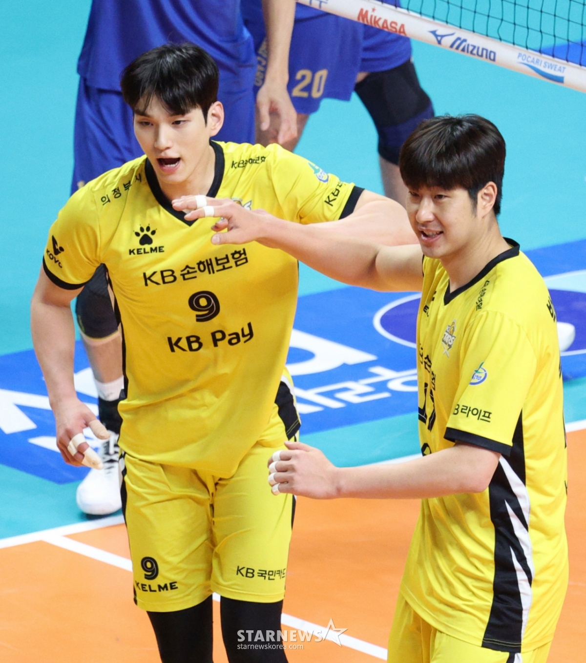 2025-2026V-リーグ男子部のウリィカード対KB損害保険の試合が1月11日、ソウル奨忠体育館で開かれた。  KBのイム·ソンジン（左）が決定的な得点後、朴サンハと喜んでいる。 /写真=キム·ジンギョン待機者