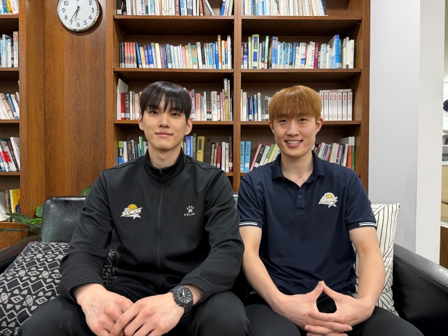 金度勲(キム·ドフン、右)とイム·ソンジン。 /写真=KB損害保険スターズ提供