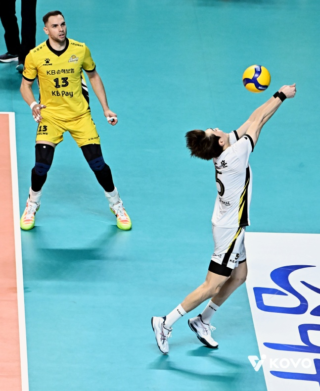 金度勲(キム·ドフン、右)がボールを受け取っている。 /写真=韓国バレーボール連盟提供