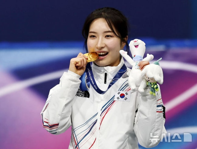 Kim Ki-li đang ăn mừng huy chương vàng tại lễ trao giải 1500m nữ trượt băng tốc độ ngắn. /Ảnh = Newsis