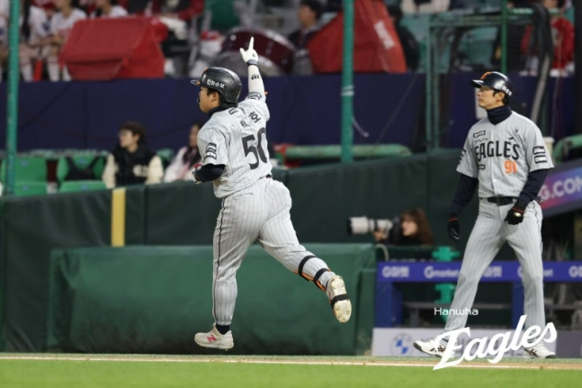 ハンファのカン·ベクホ（左）が8日、SSG戦の3回に3ランホームランを打った後、ベースを回っている。 /写真=ハンファ·イーグルス