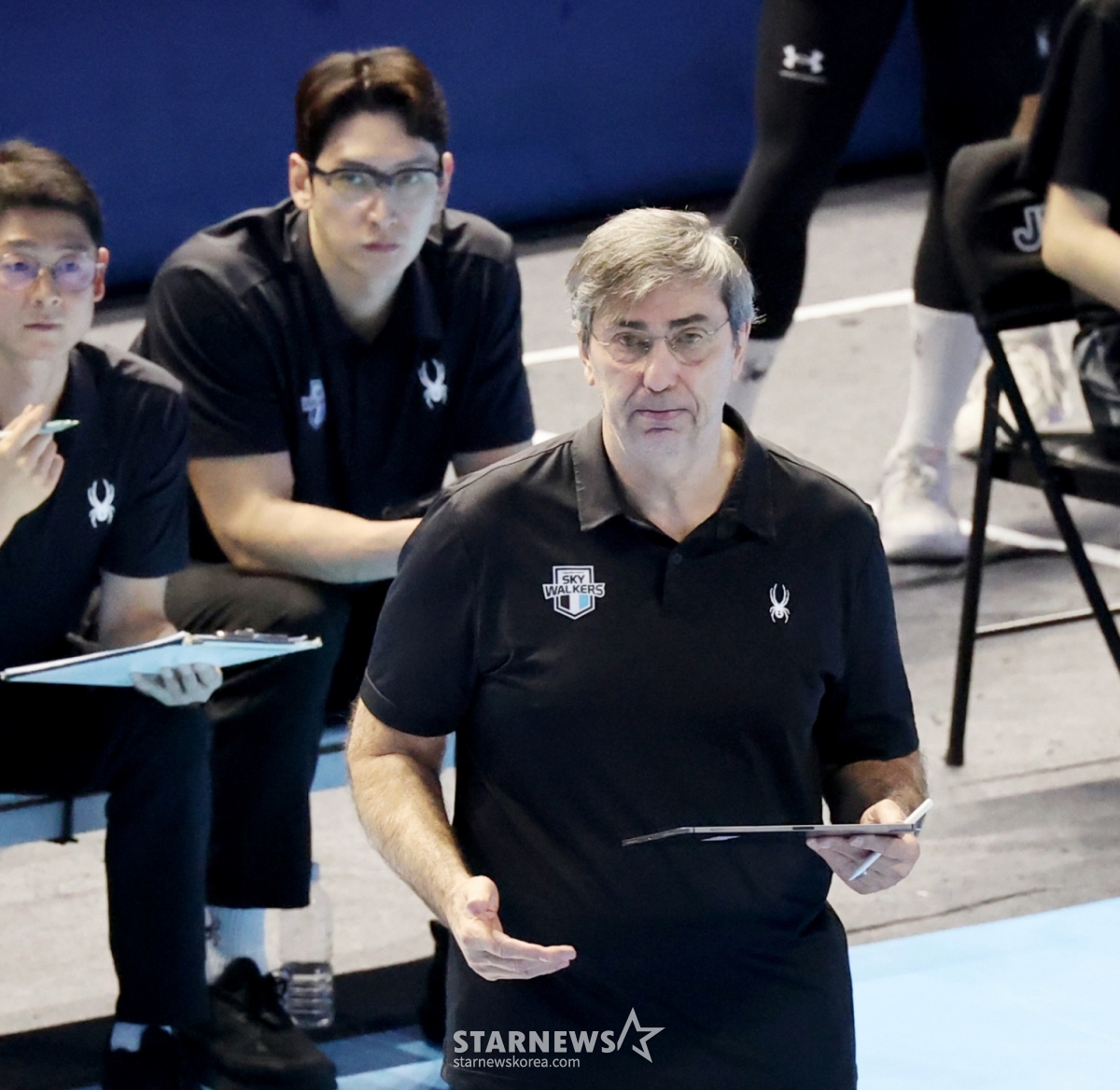 Hyundai coach Philip Blanc is encouraging players in the Jin Air 2025-2026 V-League Championship match between Korean Air and Hyundai Capital held at Gyeyang Gymnasium on the 3rd. /Photo = Senior Reporter Kang Young-jo