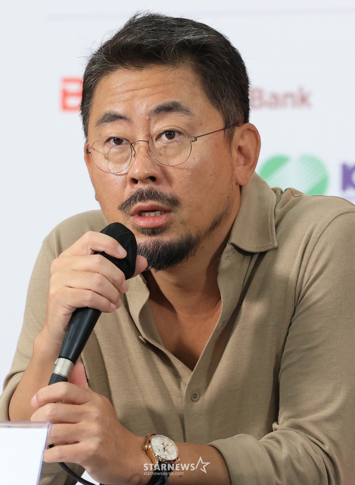 （釜山=ニュース1）クォン·ヒョンジン記者=ナ·ホンジン監督が18日、釜山海雲台区の映画の殿堂で行われた第30回釜山国際映画祭競争審査委員の記者会見に参加して挨拶をしている。 2025.9.18/ニュース1 Copyright © ニュース1. All rights reserved. 無断転載及び再配布、AI学習利用禁止。 /写真=（釜山=ニュース1）クォン·ヒョンジン記者