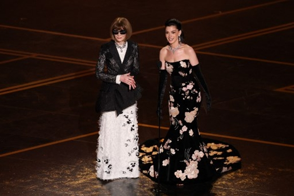 Anna Wintour (trái) và Anne Hathaway xuất hiện để trao giải trang phục tại lễ trao giải Oscar tháng 3 năm 2026. 