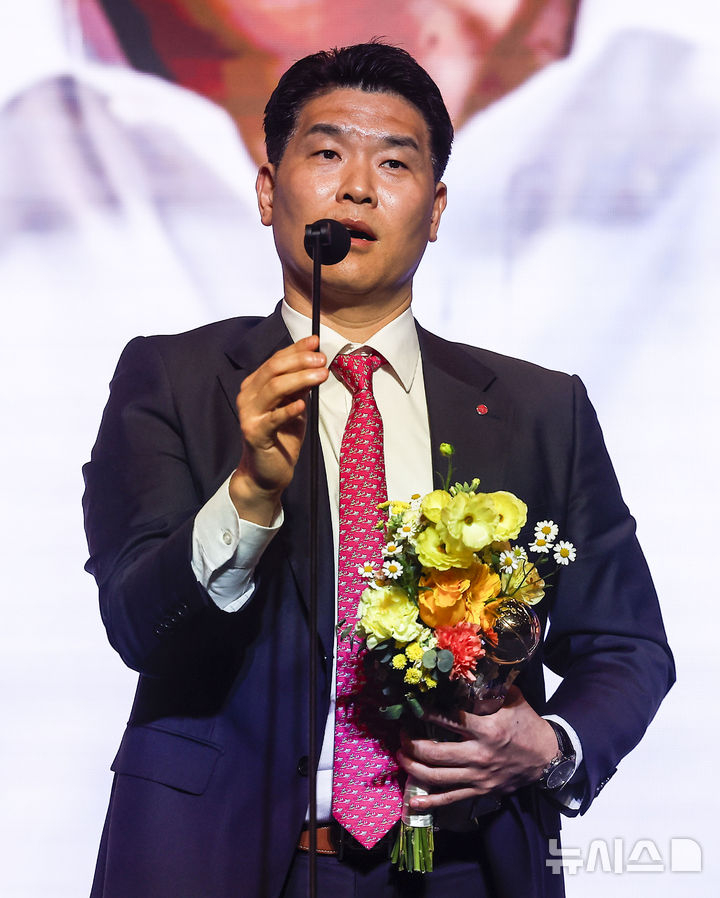 '3연속 2위→구단 사상 첫 1위' 최고 사령탑 우뚝, 조상현 감독 "사실 목표는 6강 정도였는데..." [KBL 시상식 현장]