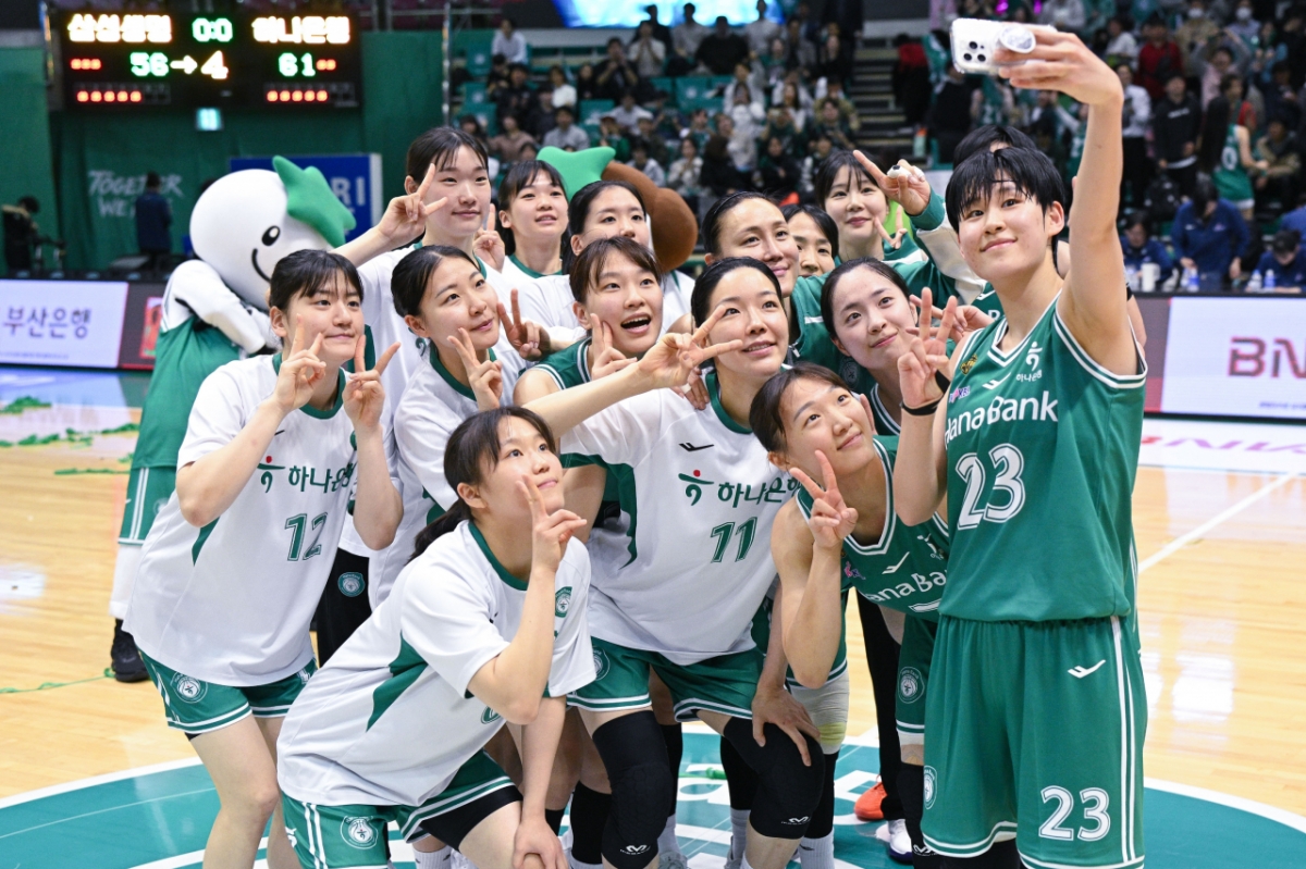 9日,在富川体育馆举行的女子职业篮球季后赛第一轮比赛中,韩亚银行的选手们正在拍摄纪念照片。 =照片=WKBL提供。