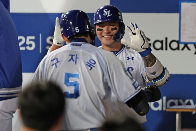 In April 2025, Koo Ja-wook and Park Byung-ho hug each other. /Photo = Samsung Lions