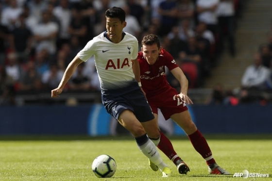 Son Heung-min (left) and Liverpool left back Andy Robertson during the Tottenham Hotspur period. /AFPBBNews=News1