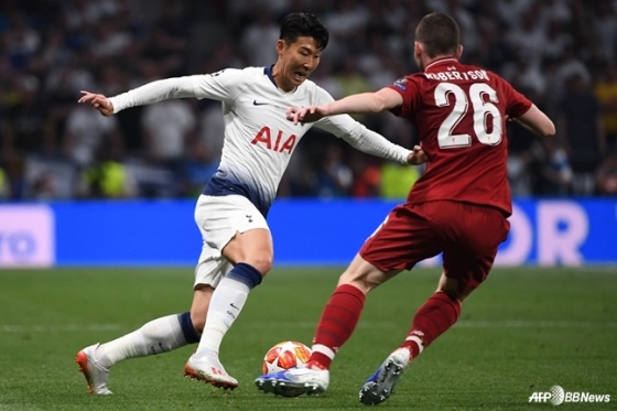 Andy Robertson (right) blocks Son Heung-min during the UEFA Champions League (UCL) final match between Tottenham Hotspur and Liverpool in the 2018-2019 season. /AFPBBNews=News1
