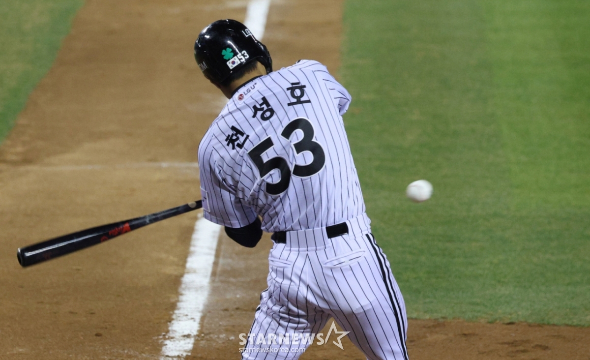The 2026 Shinhan SOL KBO League LG Twins vs KIA Tigers game was held at Jamsil Baseball Stadium in Seoul on the 2nd.  LG's Chun Sung-ho is making a pleasant hit. /Photo = Senior Reporter Kim Jin-kyung