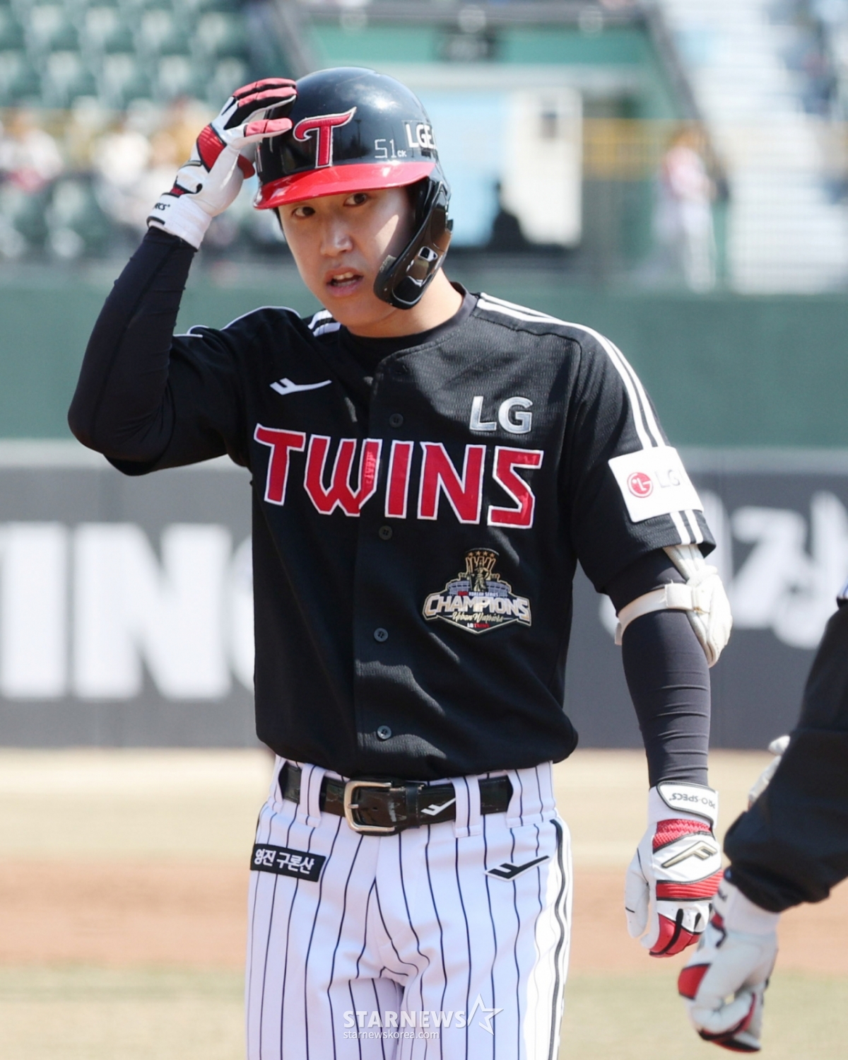 The 2026 Shinhan SOL Bank KBO League exhibition game Lotte Giants versus LG Twins was held at Sajik Baseball Stadium in Busan on the 14th of last month.  LG Koo Bon-hyuk is welcomed by coach Song Ji-man after hitting a timely first RBI in the top of the second inning with one out and runners on the first and third bases. /Photo = Senior Reporter Kim Jin-kyung