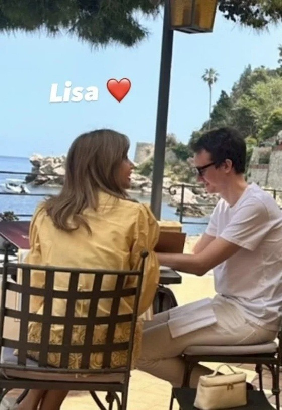 /Photo = Online community