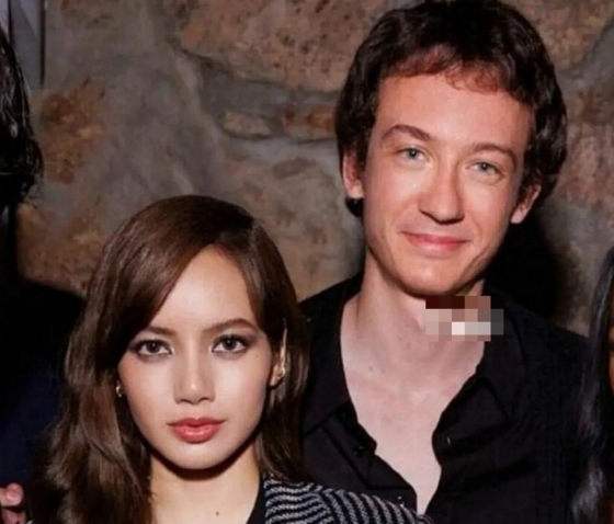 /Photo = Online community