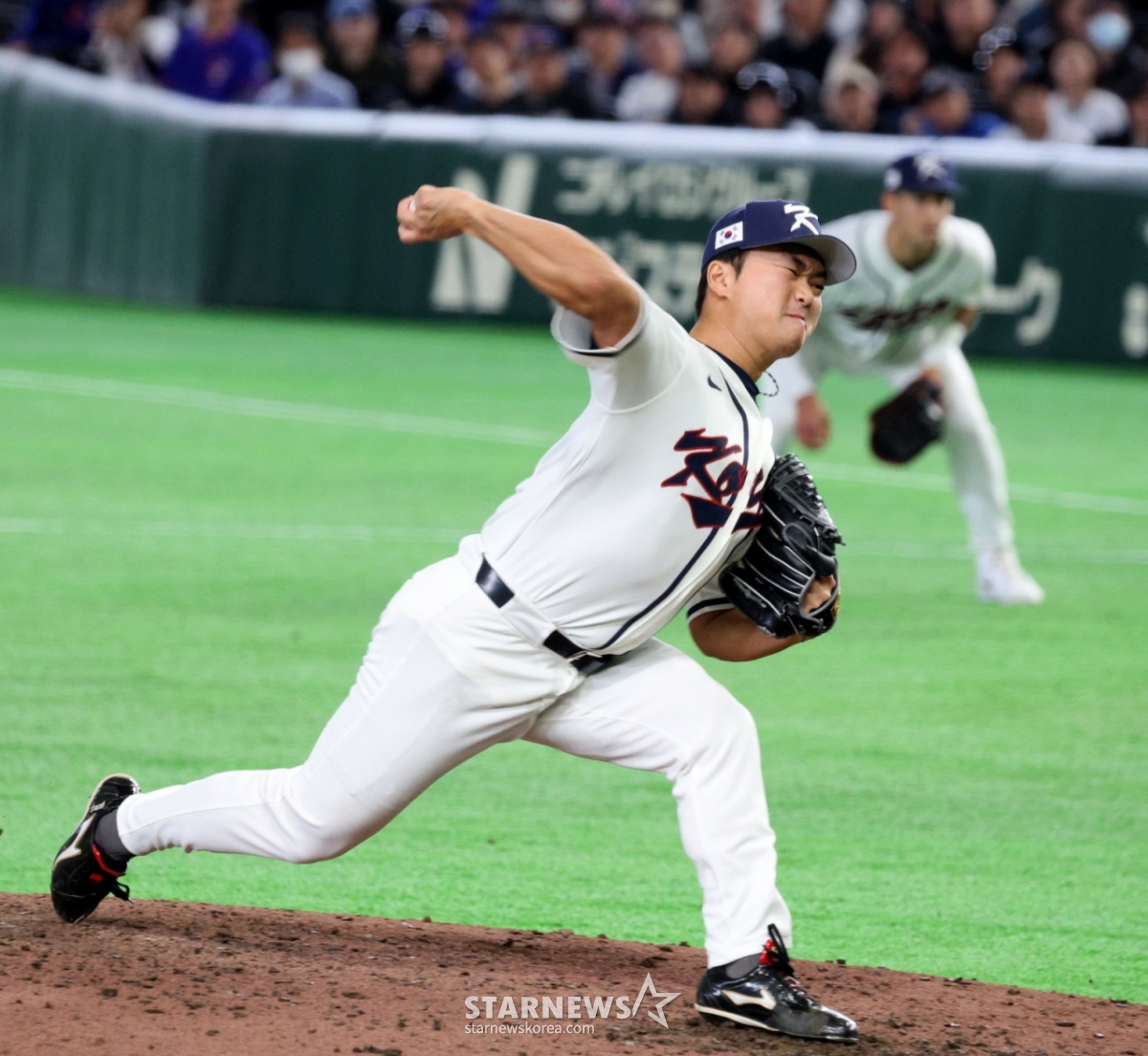 上月8日,在东京巨蛋体育场举行的2026 WBC东京POOL韩国队与台湾队的比赛第8回合初,高禹锡正在展开逆投。 =照片=高级记者姜英祖。