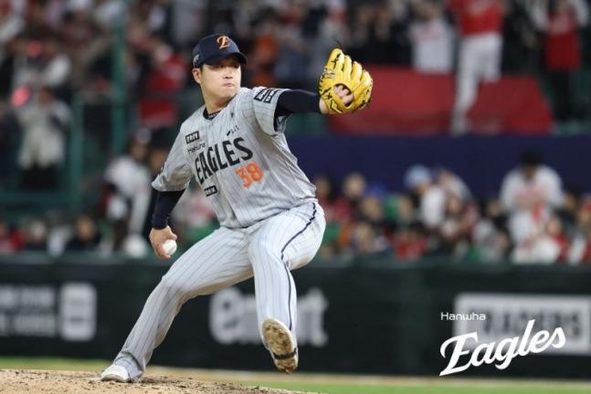 8日,金钟秀在SSG战第6回合末登场,正在投球。 =韩华鹰队。