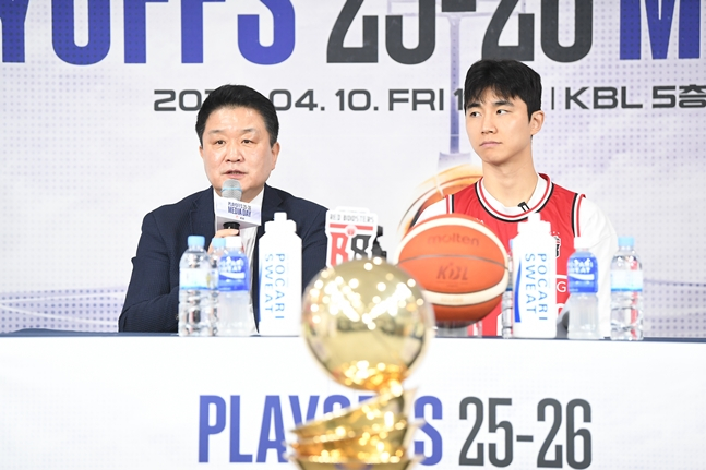 图为安养正官庄队主教练刘道勋（左）和朴志训。 =照片=KBL提供。
