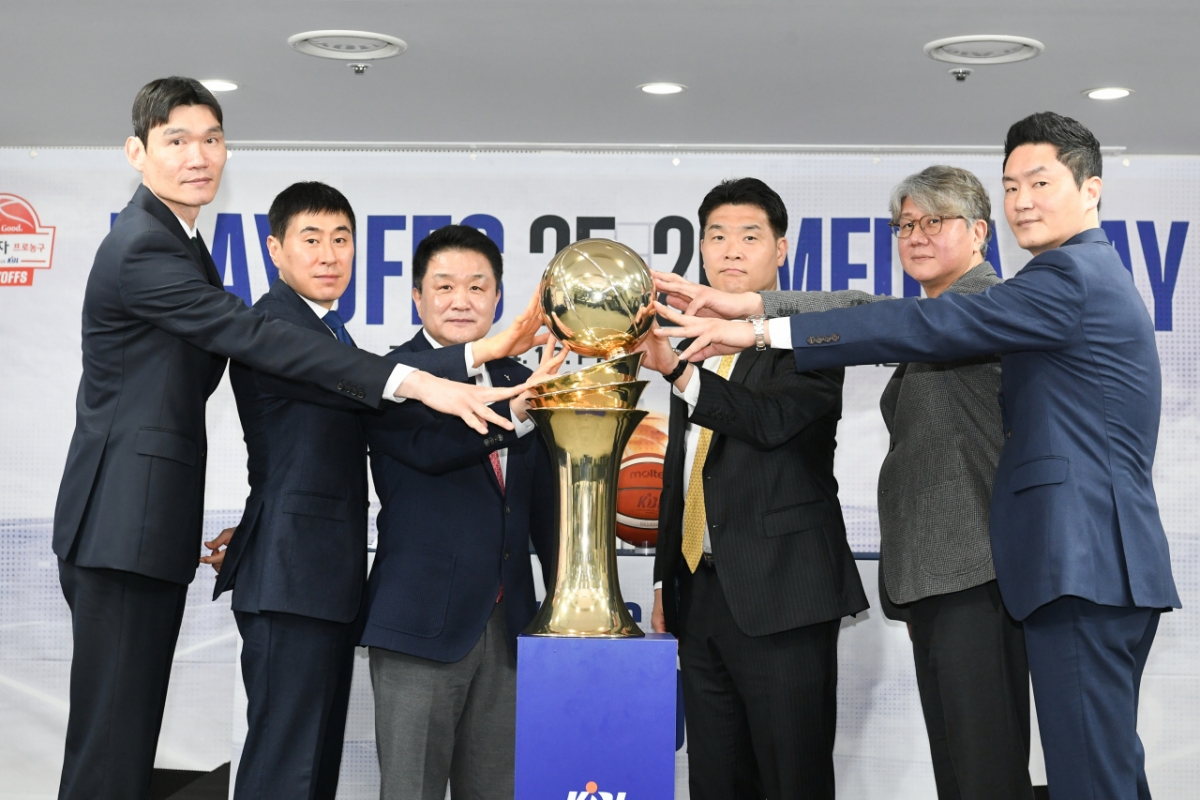 Các huấn luyện viên của các câu lạc bộ tham dự Ngày truyền thông bóng rổ chuyên nghiệp của LG Electronics từ 2025 đến 2026. /Ảnh = Cung cấp KBL