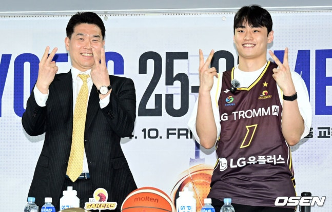 Режиссер Сон Сан Хён (слева) и Ли Гё Санг раскрывают два пальца.  /Фото = ОСЕН