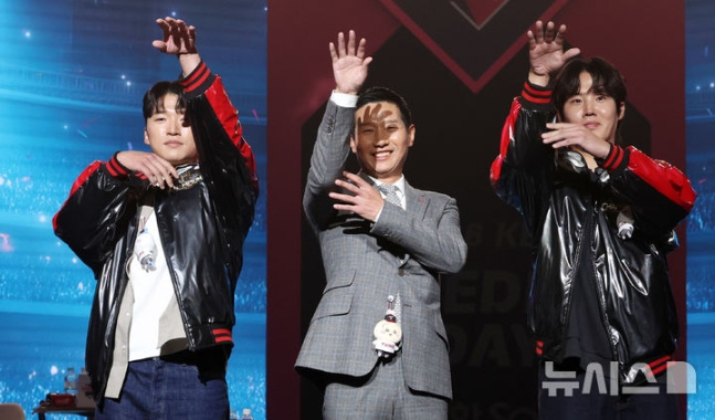 LG Пак Хэ Мин (слева направо), тренер Ём Кён Ёп, Лим Чан Гю, который выполняет упражнения по баскетболу. /Фото = Newsis