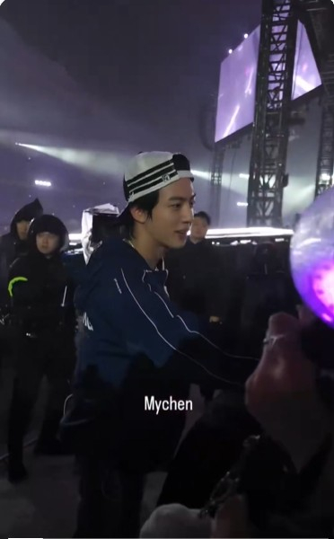 Jin xuống hàng ghế khán giả khi hát 'Mikrok Jinfile'  @Sokjinfile fandom của Jin