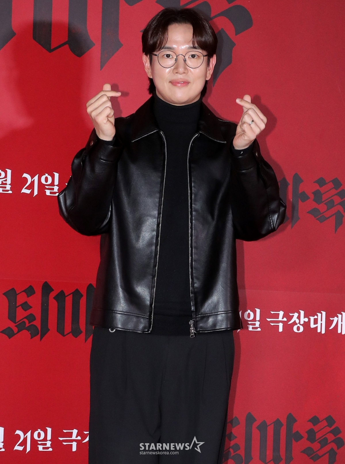 放送人のチャン·ソンギュが4日午後、ソウル松坡区ロッテワールドタワーロッテシネマで行われたオカルトアニメーション「退魔録」VIP試写会に参加しポーズを取っている。 「退魔録」は特別な能力を持った退魔師たちが絶対悪(惡)に対抗する大叙事の始まりを盛り込んだオカルトブロックバスター。 オカルトアクションを五感で楽しめる4DXとSCREENXフォーマットで観客と会う予定だ。 21日公開。2025.02.04/写真=キム·チャンヒョンchmt@
