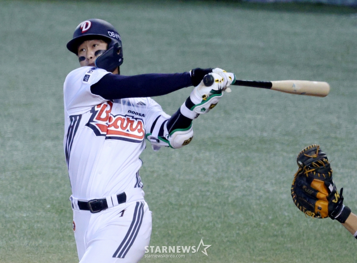 8日，2026新韩SOL KBO联赛斗山Bears对Kiwoom Heroes的比赛在首尔蚕室棒球场举行。  图为斗山队的朴赞浩正在奋力击球。 =照片=金镇京。