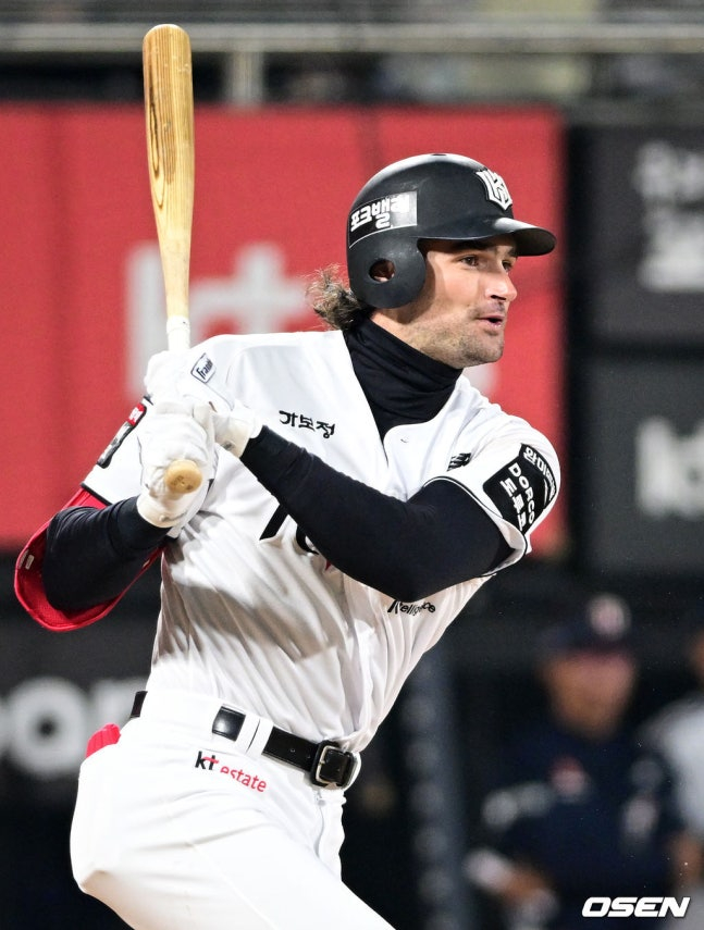 10日，在水原KT Wizpark举行的2026新韩SOL KBO联赛常规赛主场比赛第7回合末，KT Sam Hilliard正在击出扳平比分的适时安打。 