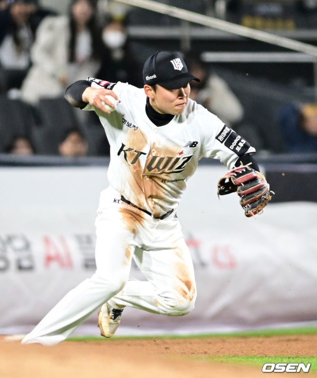 KT三垒手柳贤仁10日在水原KT Wizpark举行的2026新韩SOL KBO联赛正规赛季主场比赛第5回合初，在无人出局1垒有人的情况下，正在把斗山队的朴赞浩的击球连接成双杀。