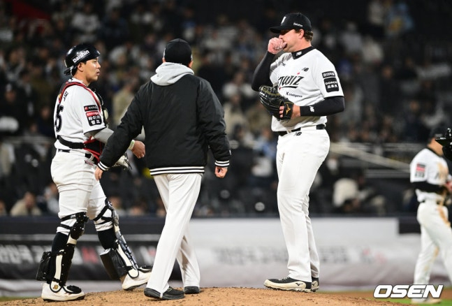 10日，在水原KT Wizpark举行的2026新韩SOL KBO联赛常规赛主场比赛中，KT队首发投手马特•萨乌尔（右一）正被淘汰出局。