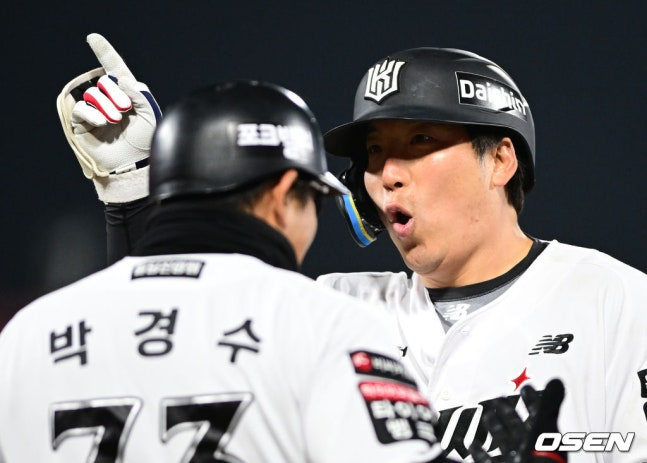 10日，在水原KT Wizpark举行的2026新韩SOL KBO联赛常规赛主场比赛第7回合末1人出局满垒的情况下，KT金贤洙击出适时安打，正在欢呼。 