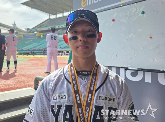 Средний нападающий Пак Мин Джун ответил на интервью журналистов после того, как занял второе место в Национальном бейсбольном турнире Shinsegae E-Mart Bae 2026 года, который прошел на поле SSG Landers в Инчхоне 12-го числа. /Фото = Репортер Ким Дон Юн