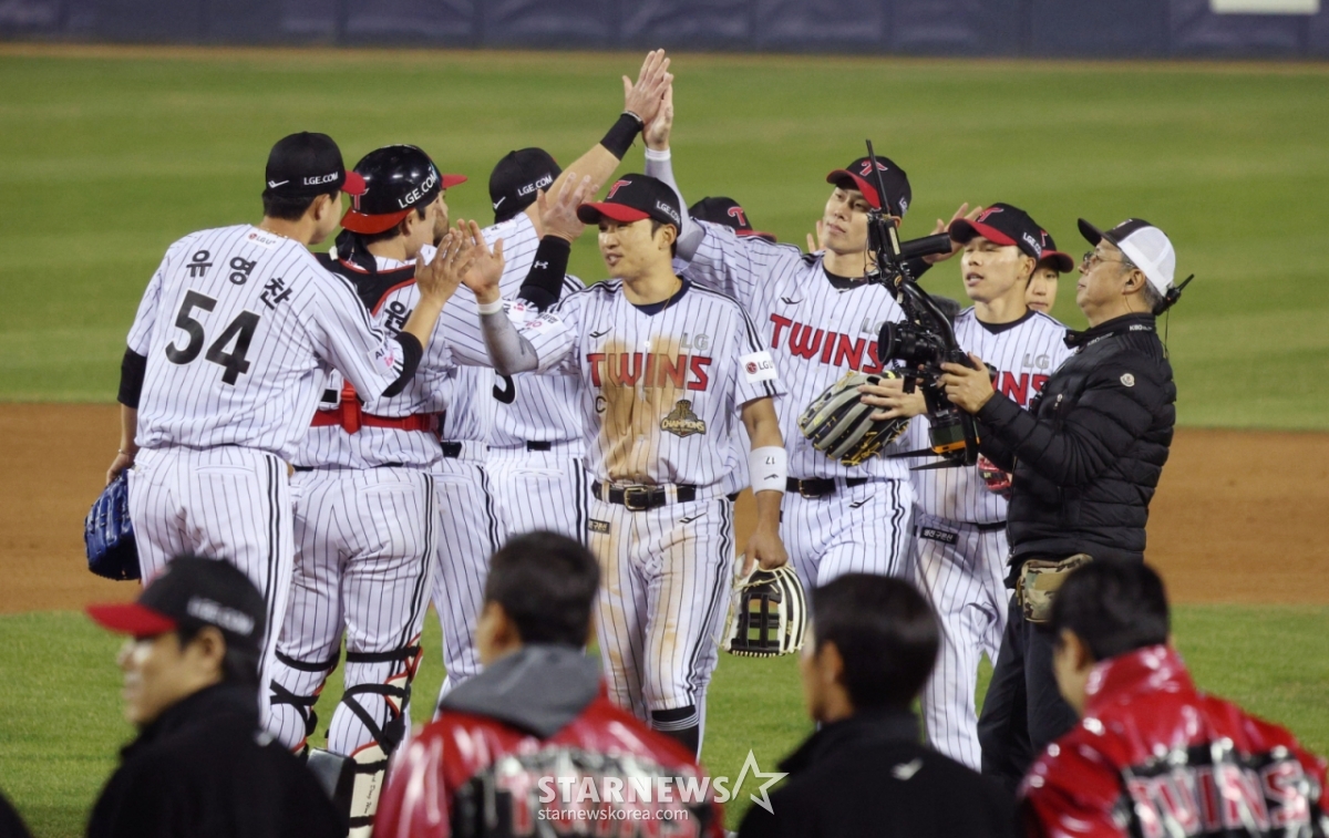 2日,2026新韩SOL KBO联赛LG双子队对KIA老虎队的比赛在首尔蚕室棒球场举行。 包括朴海民在内的LG选手们在2比1战胜起亚队后正在分享喜悦。 =照片=金镇京。