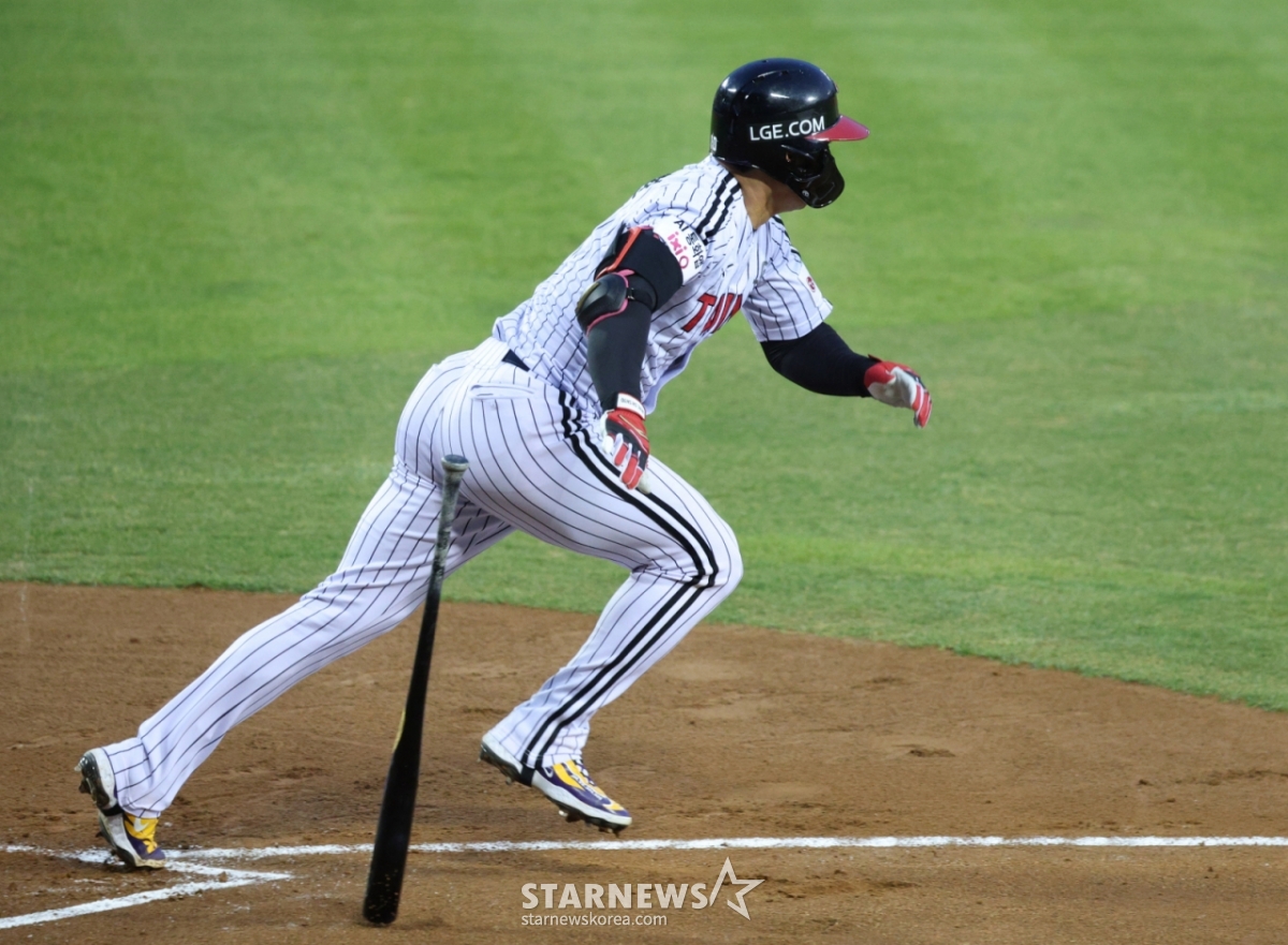 1日,2026新韩SOL Bank KBO联赛LG双子队对KIA老虎队的比赛在首尔蚕室棒球场举行。 LG队的吴志焕在第1回合末1人出局满垒的情况下,击出1打点内野地滚球,正在疾驰。 =照片=金镇京。