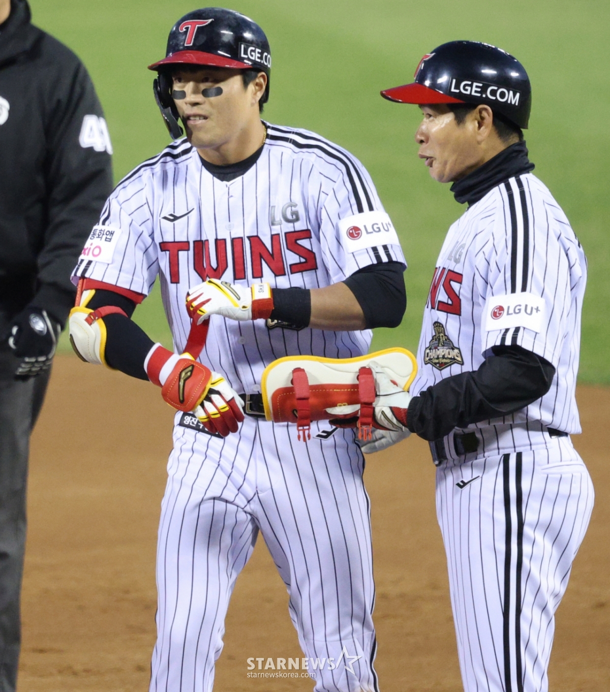 LG's Chun Sung-ho hits an RBI timely hit in the bottom of the second inning against KIA on the 2nd. /Photo = Senior Reporter Kim Jin-kyung