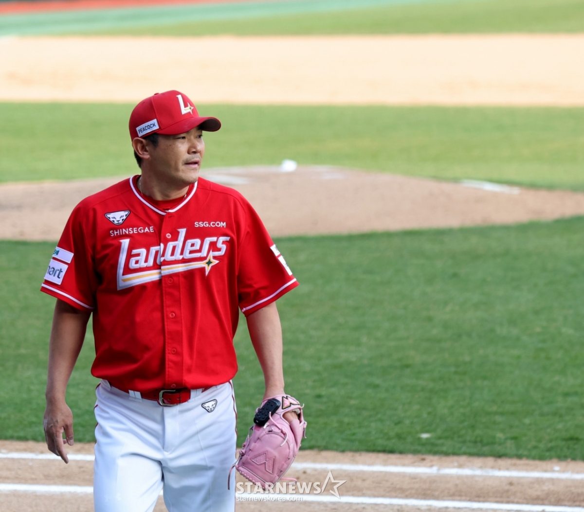 SSG队的卢景银在上月29日与KIA老虎队的比赛中展开逆投后,正走向球员席。 =照片=高级记者姜英祖。